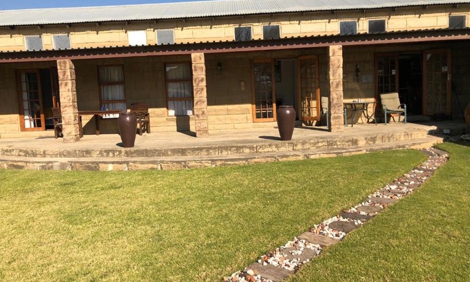 Phumelela House | Cozy De Sandsteen Gastehuis: Perfect for Families & Pets