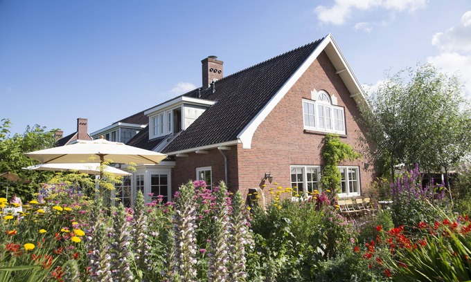Nieuwveen Bed & Breakfast | Discover De Sfeerstal: Family-Friendly Getaway with Dining