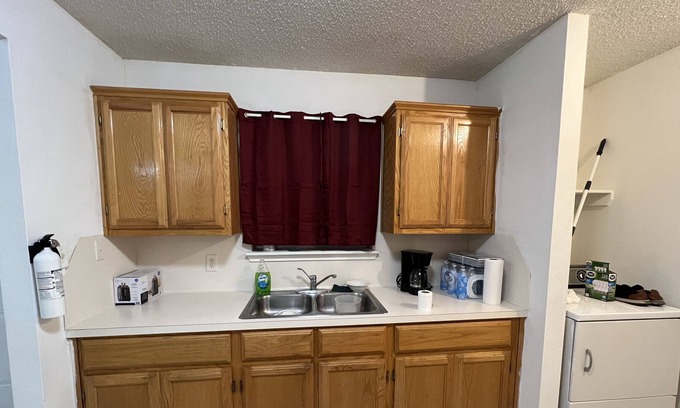 Mission House | De Shopping in a THREE Bedroom House With Excellent Location To All!