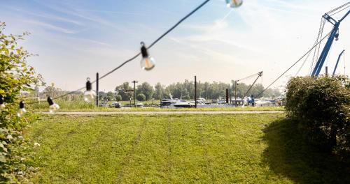 Sleeuwijk Bed & Breakfast | Oceanfront Retreat at De Sleeuwijkerwaard for Family Fun