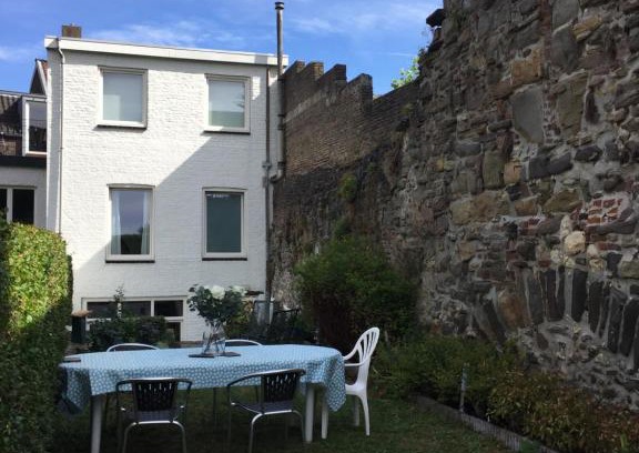 Binnenstad Bed & Breakfast | Experience Comfort at De Stadswal: Rated 9.4/10 with Breakfast