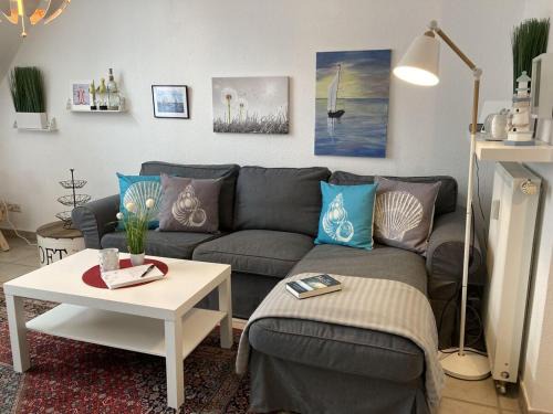 Nordholz Apartment | De Tünn: Oceanfront Retreat with Pet-Friendly Amenities