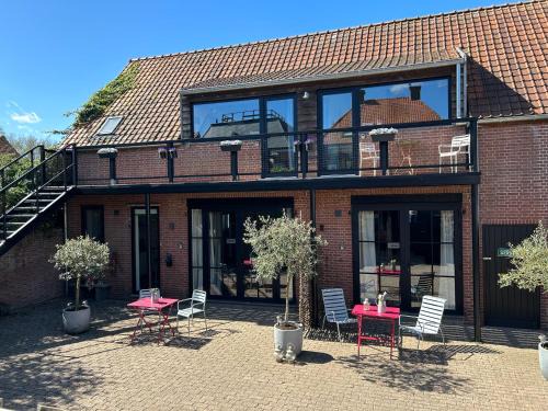 IJzendijke House | Discover De Weegbrug: Family-Friendly with Breakfast Included