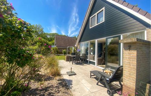 Sint Maarten House | De Zeemeeuw: Family-Friendly 4-Star Escape with Pool