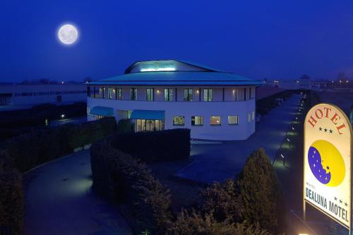 Fidenza Hotel | Comfortable Stay at Dealuna Motel with Pet-Friendly Perks