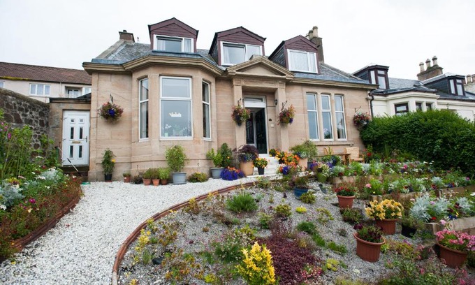 Kilmarnock Bed & Breakfast | Inviting Dean Park Guest House with Breakfast & Family Amenities