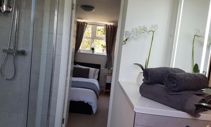 Catshill Bed & Breakfast | Outstanding Debonair bnb @33 with Breakfast & Accessibility
