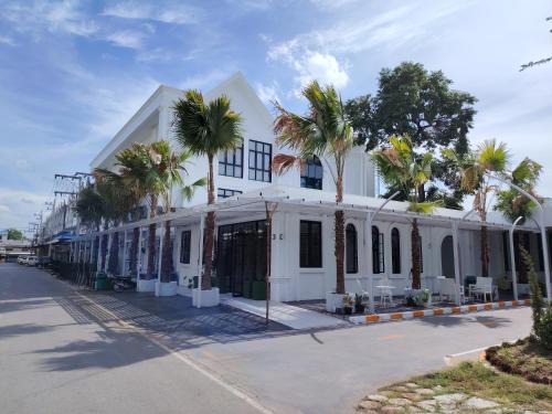 Maha Sarakham Hotel | Discover DEBUA White House: Top Amenities & Perfect Score