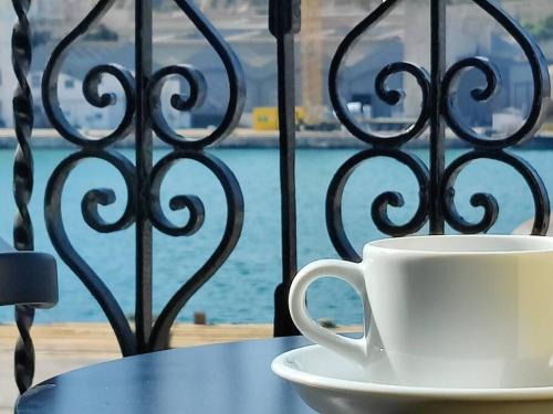 Cospicua Apartment | Stunning Views at Deck 3 Savynomad Harbour Residences