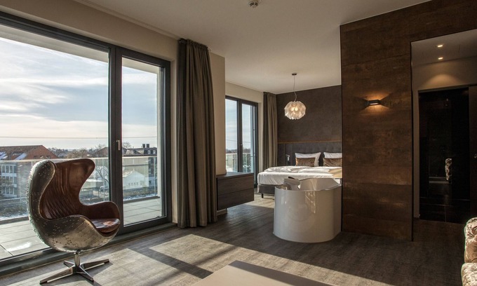 Soest Hotel | Trendy Deck 8 Designhotel in Soest with Pool & Spa
