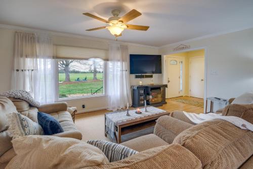 Bealeton House | Family-Friendly Bealeton Farmhouse with Cozy Fire Pit