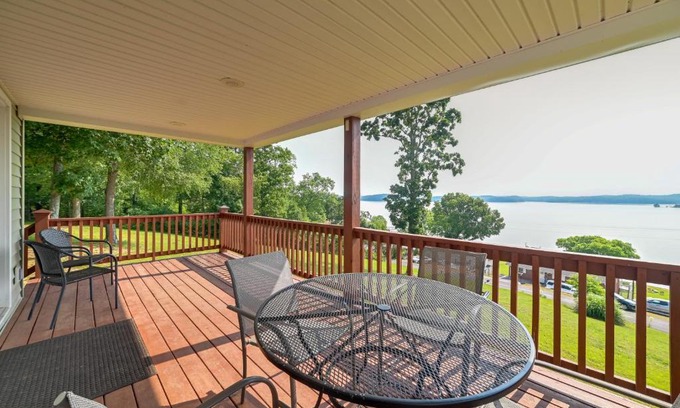 New Concord House | Inviting Kentucky Lake Getaway with Water View & Lookout Deck