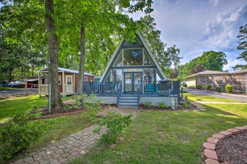 Lake Hamilton House | Perfect Pet-Friendly Cabin on Lake Hamilton with Spa Access