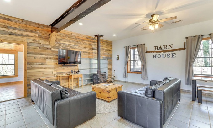 Cherry Log Cabin | Deck & Fire Pit: Cherry Log Cabin on Farm!