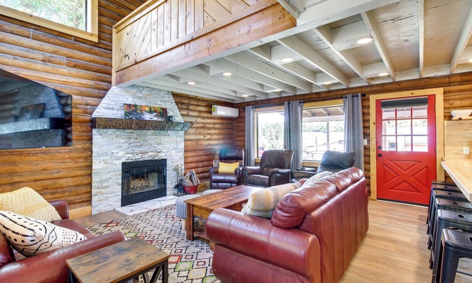 Clay Springs Cabin | Discover Pinedale Cabin Getaway: Deck, Grill & Spa Awaits!