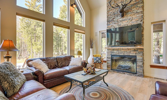 Packwood Cabin | Deck, Hot Tub & Fire Pit: Mtn-View Packwood Cabin