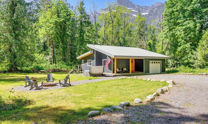 Gold Bar Cabin | Deck, Hot Tub & Views: Sleek Getaway in Index!