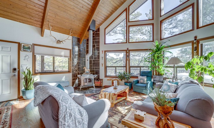 Munds Park Cabin | Cozy Munds Park Cabin with Tesla Charger & Hot Tub Access
