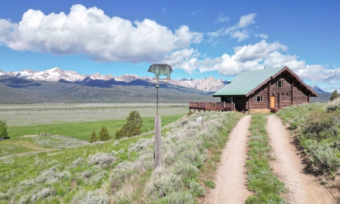 Stanley Cabin | Decker Peak Log Home - Breathtaking Mountain Views Await!