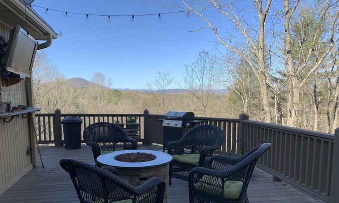 Helen House | Scenic Retreat Near Mt. Yonah with Hot Tub & Views