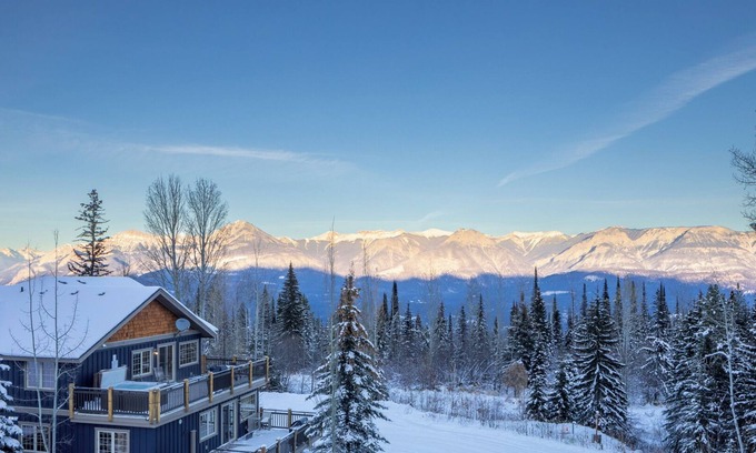 Golden Condo | Scenic 2 Bedroom Condo with Private Hot Tub & Spa Amenities