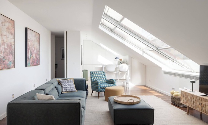 Sao Sebastiao da Pedreira Apartment | Trendy Deco Gem in the Heart of the City Center