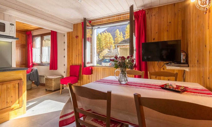 Bessans House | Cozy Decoco Gîte in Bessans with Family-Friendly Amenities