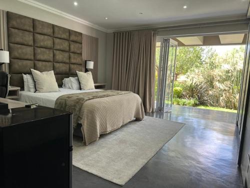 Polokwane House | Discover Decollage Estate: Rated 9/10 with Pool & Breakfast