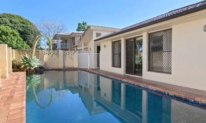 Robertson House | Inviting 4BD Family House with Pool and Breakfast Included