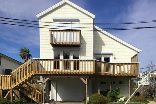 Dickinson House | Family-Friendly Getaway at DeDe's Fishhouse with Top Reviews