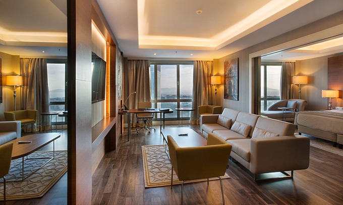 Ust Bostanci Hotel | Elegant Dedeman Bostancı: 5-Star Stay with Pool & Spa