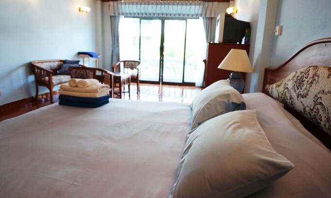 Cha-am House | Cozy Dee-Lek Guesthouse with Restaurant & Breakfast Included