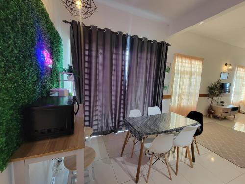 Hutan Kampung House | Discover Deen Paddy View Pool: Family-Friendly Retreat