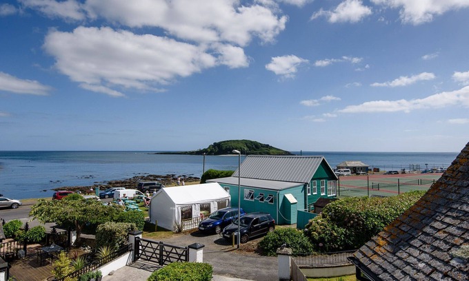 West Looe House | Deep Blue Shore: Oceanfront Escape with Pool & Spa