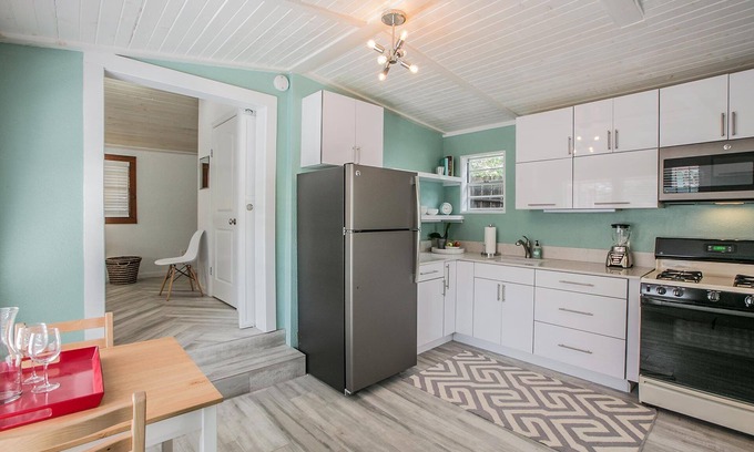 Westfield Cottage | Guest Rated 10/10: Deep Eddy Cottage with Pool & Breakfast