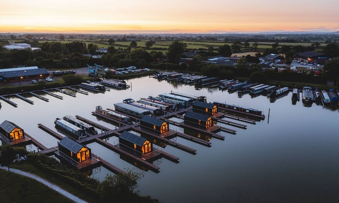 Huxley Apartment | Serene Retreat in the Cheshire Countryside with Breakfast