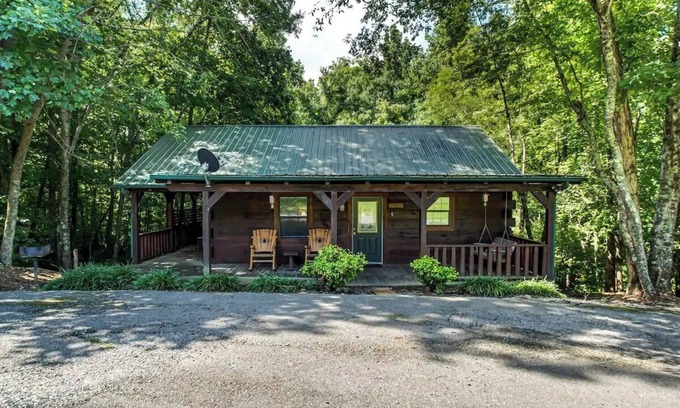 Tellico Plains Cabin | Modern Deer Cabin with Hot Tub - Rated 10/10 for Comfort