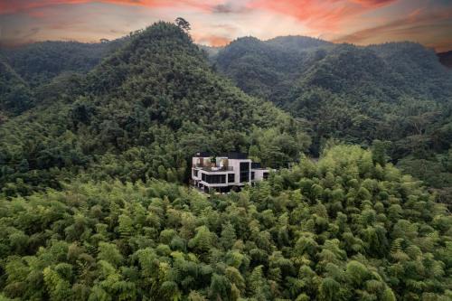 Xitou Cabin | Exceptional Deer Chaser: Breakfast Included & 10/10 Rated