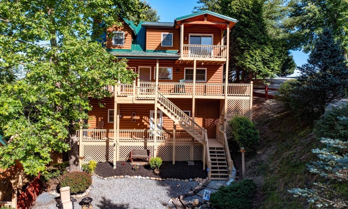 Piney Creek Cabin | Unforgettable Deer Crossing Cabin with Scenic Mountain Views