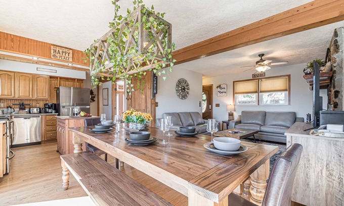 Helen Cabin | Deer Haven: Pet-Friendly Retreat with Hot Tub & Mountain Views