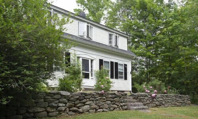 Deer Isle House | New Deer Isle Farmhouse with Kitchen & Breakfast Included