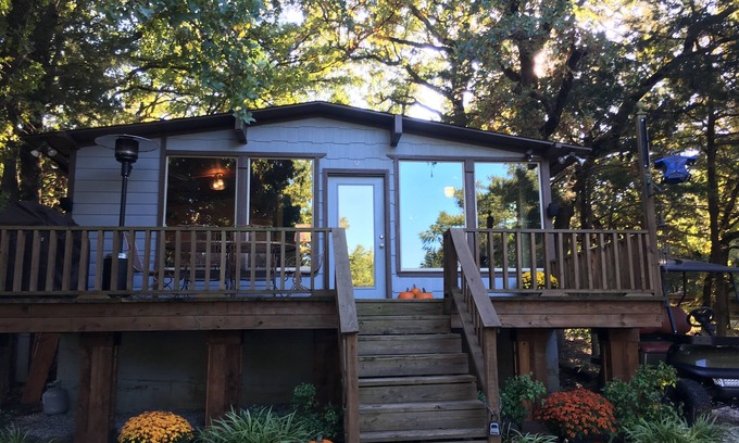 Gordonville Cabin | Pet-Friendly Deer Manor Cabin with Lake and Ocean Views