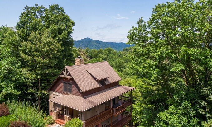 Banner Elk House | Deer Moments: 3 Bedroom Retreat with Hot Tub & Scenic Views