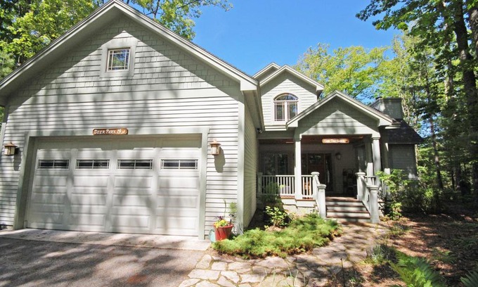 Glen Arbor House | Discover Deer Park 19 - Inn the Oaks: Family-Friendly Retreat