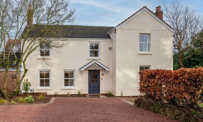 Lydney Cottage | Relax at Deer Park Farmhouse with Spa & Hot Tub Amenities
