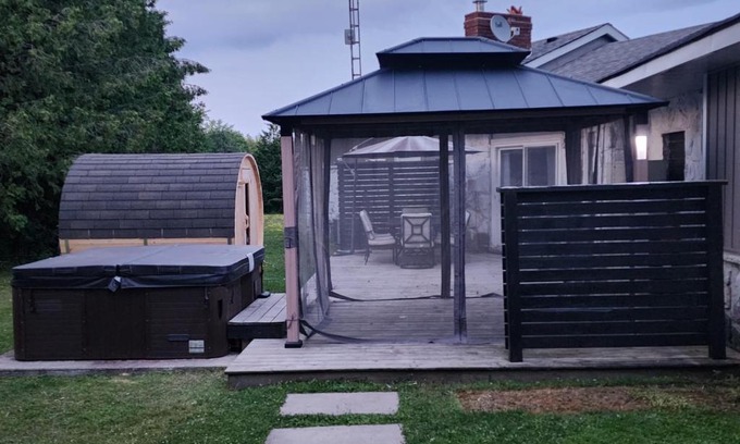 Lindsay Villa | Relax at Deer Run Cottage Kawartha with Inviting Hot Tub
