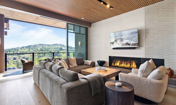 Empire Pass Condo | Unforgettable Deer Valley Ski-In/Out Experience with Spa & Pool
