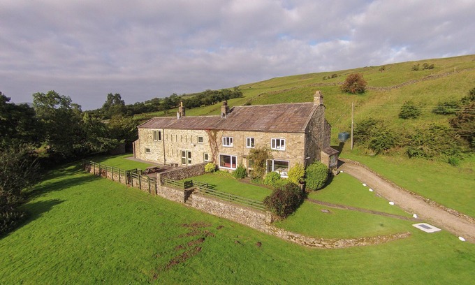 Horsehouse Cottage | DEERCLOSE WEST FARMHOUSE: Pet-Friendly Retreat in Horsehouse
