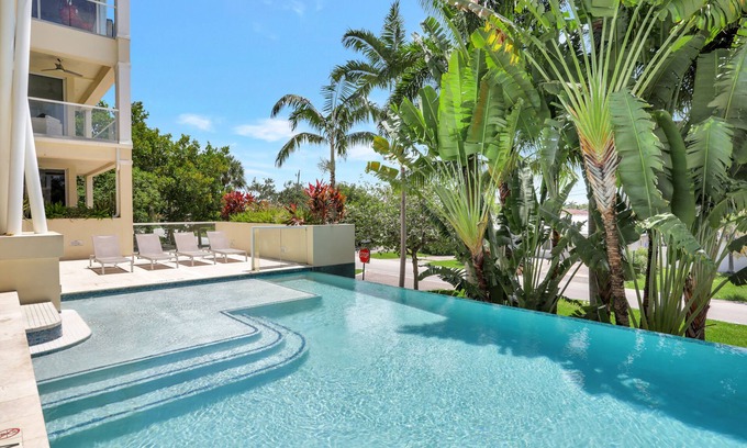 Deerfield Beach Condo | Cozy Deerfield Condo Suites: Pool, Breakfast & Family-Friendly