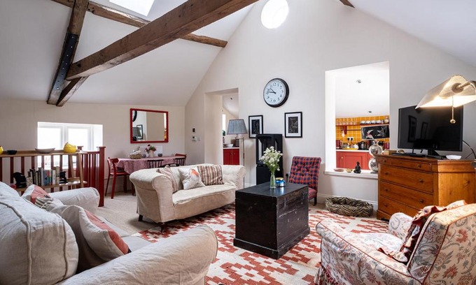 Woodford Halse Apartment | Pet-Friendly Retreat at Deerpark Barn with 9.2 Review Score